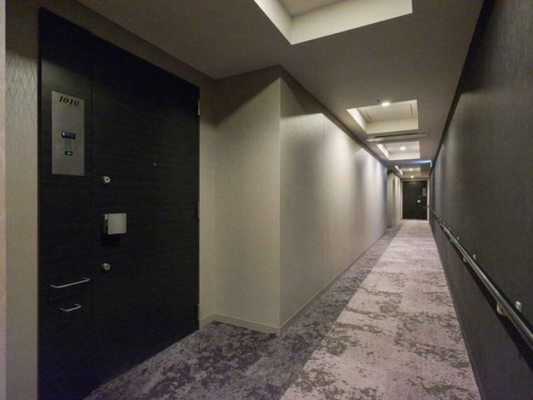 共用部は高級感がありホテルライクな内廊下です。プライバシーを守れるので、安心してお住まいいただけます。