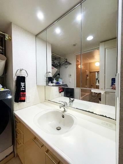 【洗面化粧台】収納たっぷりな洗面化粧台は、朝の身支度にも役立つ三面鏡