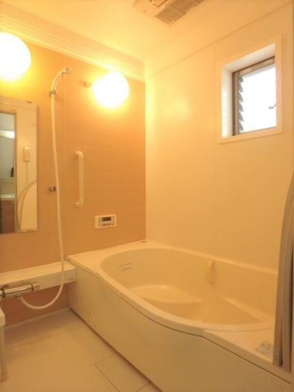 【浴室】浴室乾燥機・ミストサウナ・追い炊き機能付きです。ミストサウナは低温・高湿度で息苦しさがなく、心地よくリフレッシュすることができます。