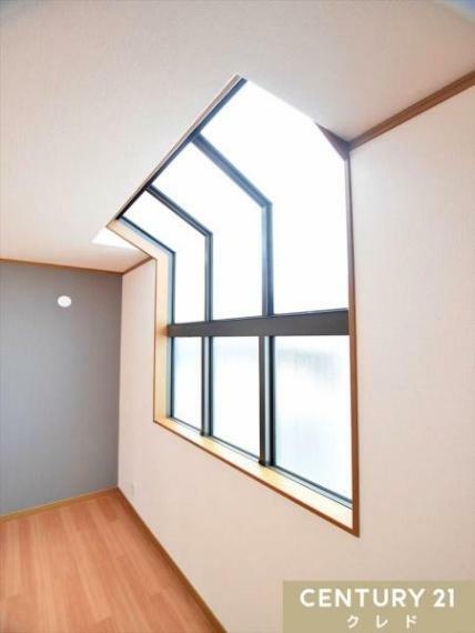 天井から壁面へ伸びた遊び心のある窓は明るい陽光と特別感あるこだわりの空間を演出します。