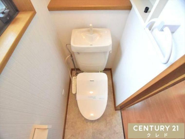 ウォシュレット付きのトイレに新規交換！<BR/>室内はライフスタイルに合わせやすいシンプルな造り。<BR/>温水洗浄・便座暖房機能の付いたトイレは、肌への負担に配慮し、快適な生活をサポートします。