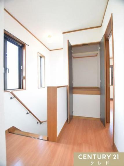 【廊下収納】<BR/>2階の廊下収納は生活動線を確保し、お住まいにゆとりを作ることができます。<BR/>掃除道具を入れたり、家族共通で使える共有の収納として使用できます。