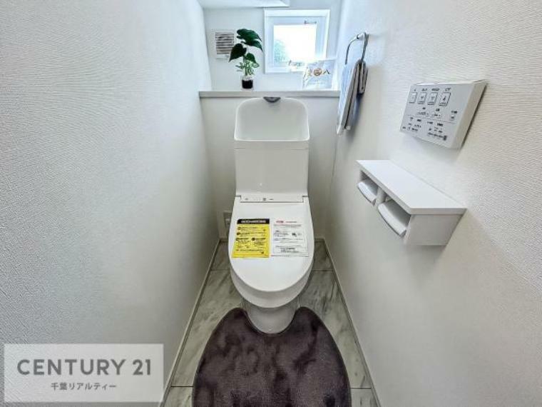 1・2階にトイレがございます！朝の忙しい時間帯も待たずにすみそうですね。<BR/>白を基調とした清潔感のあるトイレでお手入れがしやすいです！