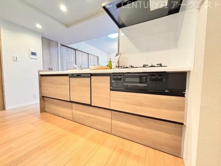 ～Kitchen～シンクやコンロ、収納などが一体になっているデザイン性の高いキッチン。設備も含めて使い勝手を考えて設計されているため、統一感があり、汚れても掃除がしやすいのが特徴です。