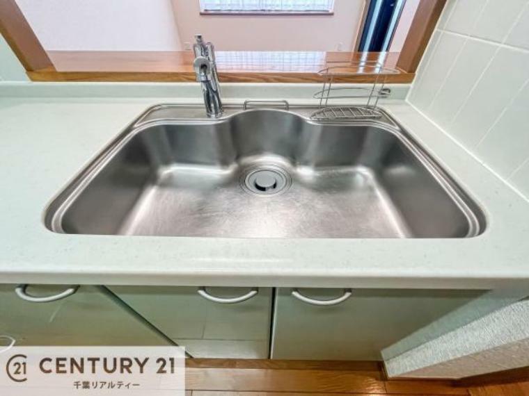 ワイドなシンクですね！水が跳ねにくく洗物がしやすい家事が楽々仕様のシステムキッチンです！<BR/>デザイン性と機能性を兼ねたキッチンで清潔感がありますね！