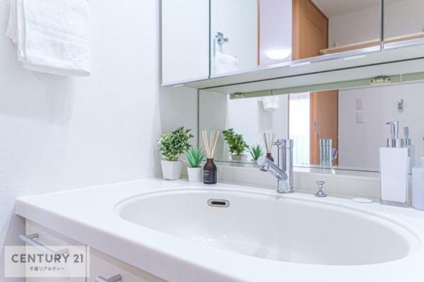 洗面台ホールは、深く水が跳ねにくい！それにお掃除がしやすい使い勝手の良い洗面台！白を基調としているので、清潔感のある水周りです！