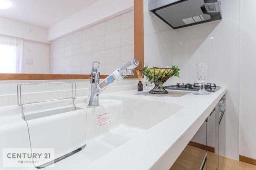 ワイドなシンクですね！水が跳ねにくく洗物がしやすい家事が楽々仕様のシステムキッチンです！<BR/>デザイン性と機能性を兼ねたキッチンで清潔感がありますね！