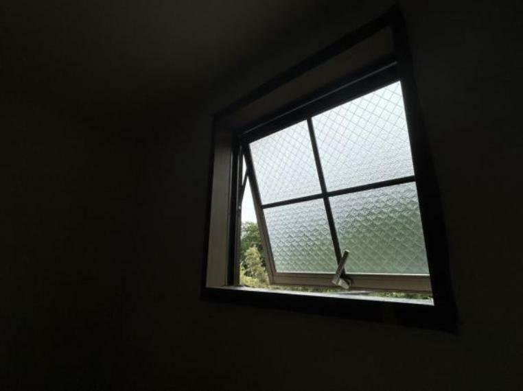 【グルニエ】グルニエ内には窓があり、換気を行うことができます。湿気対策をおこなうことができますね。