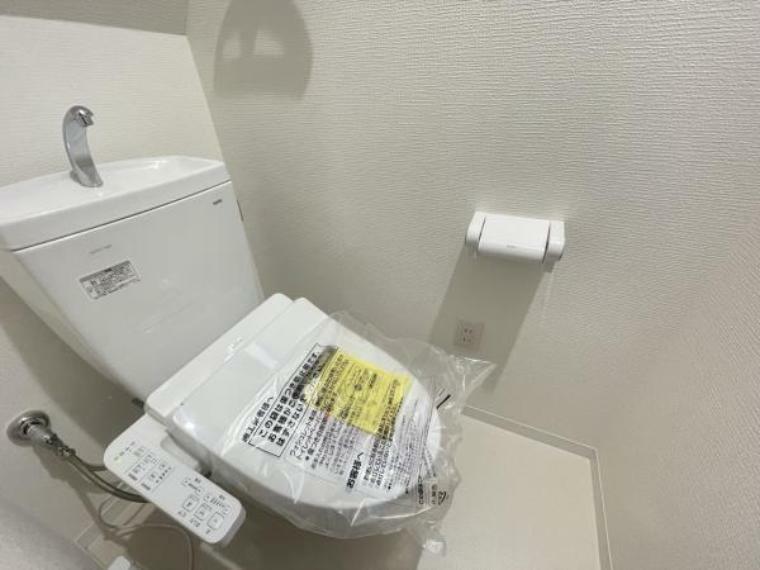 【リフォーム済】トイレはTOTO製の温水洗浄機機能付き便器に新品交換致しました。