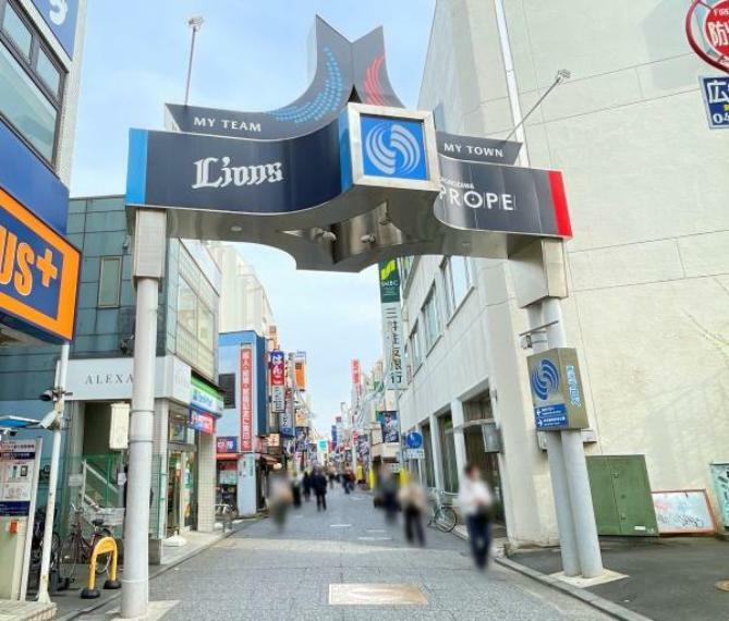 所沢プロぺ商店街 所沢駅西口から300m続く歩行者天国のプロぺ通り。<BR/>110店舗を超えるバラエティ豊かな商店が立ち並ぶ商店街です。