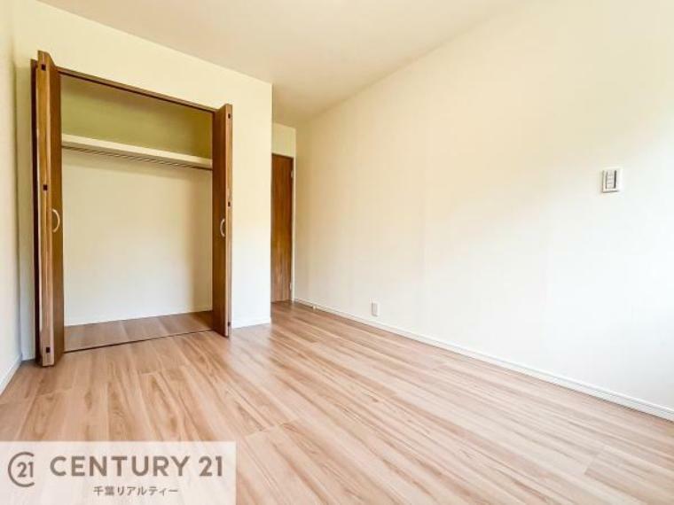 収納スペースがついています！居室をスッキリ整頓する事ができますね。<BR/>家具を選ばないシンプルなデザインの為、家具を選ばずお気に入りの空間作りができそうですね。