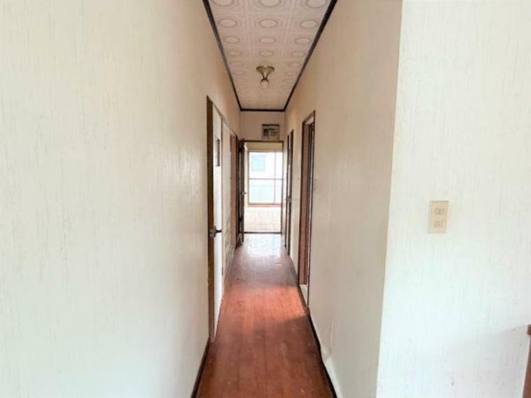 【リフォーム前】廊下の写真です。壁・天井のクロス張替え、フロアの重ね張りを行う予定です。廊下があるとプライベートが守られて、便利ですよね。