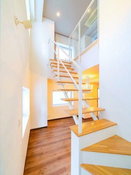 メゾネット階段※画像はCG加工により家具等を消した空室のイメージです。