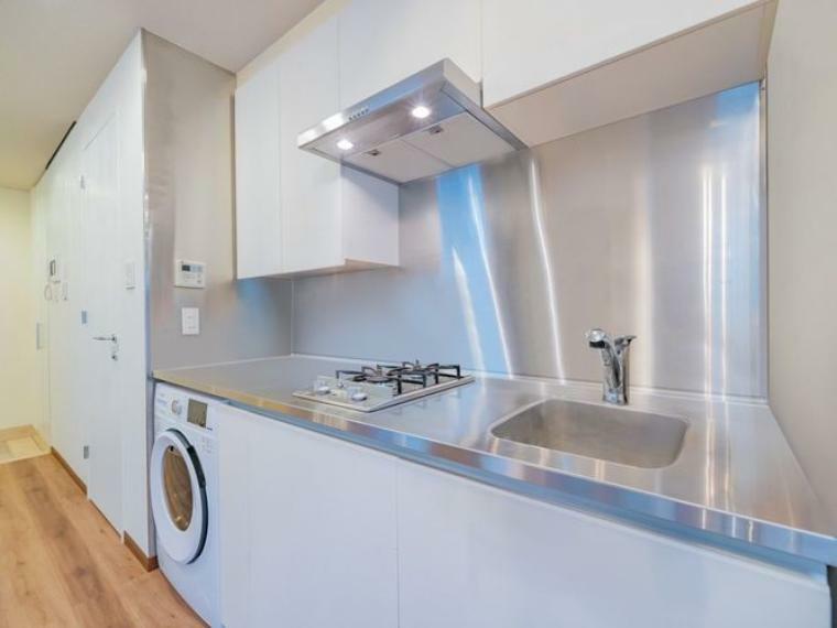 システムキッチン・ビルトインドラム式洗濯乾燥機※画像はCG加工により家具等を消した空室のイメージです。