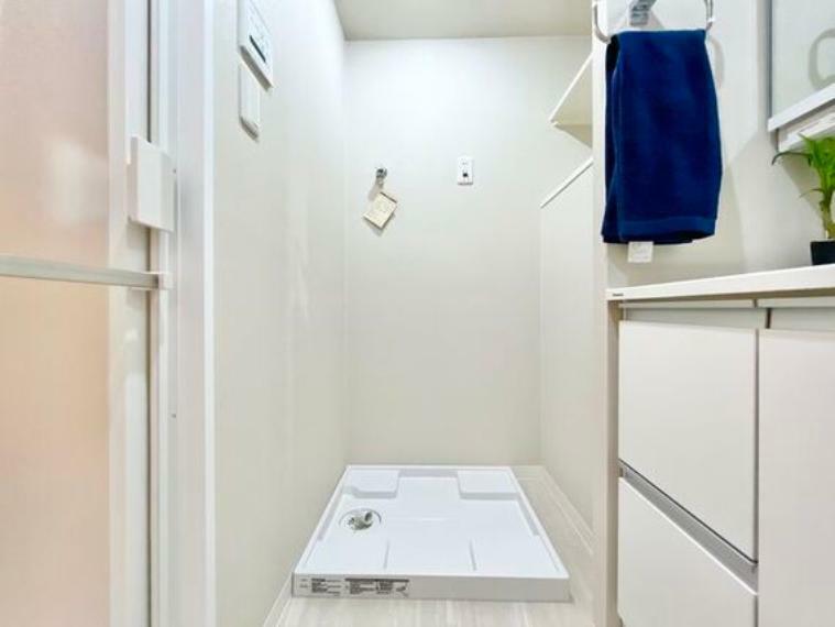 洗面台の横にランドリースペースを設置。家事動線に配慮された作りです。