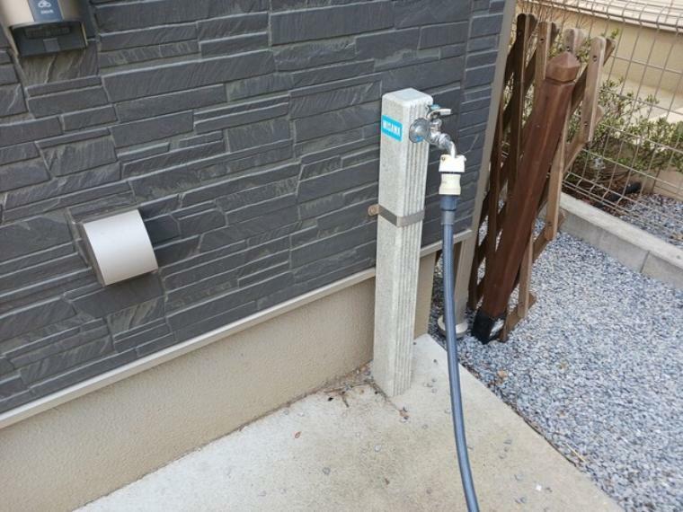 お掃除や洗車に便利な立水栓。駐車場とお庭に備わってます！