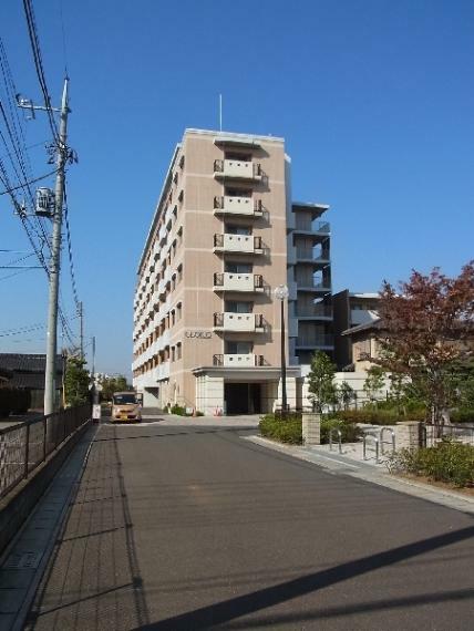 車道から距離を置いた建物配置です