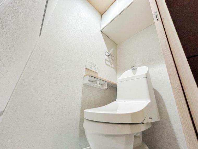 上段に収納スペースありのウォッシュレット付きトイレです。