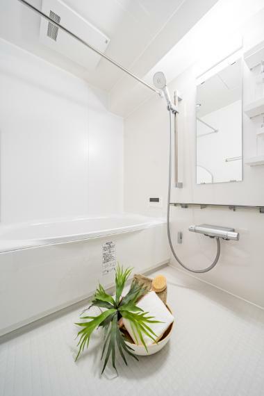 【浴室】白を基調とした、清潔感のあるバスルーム。換気乾燥暖房機付きで、雨の日や花粉の季節のお洗濯に便利です。（2024年3月撮影）
