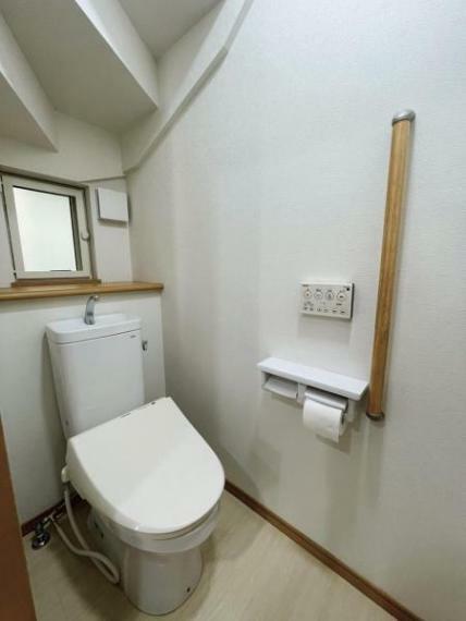 手すり付きのトイレは長く住むことを考えられたユーザーに寄り添う設計です