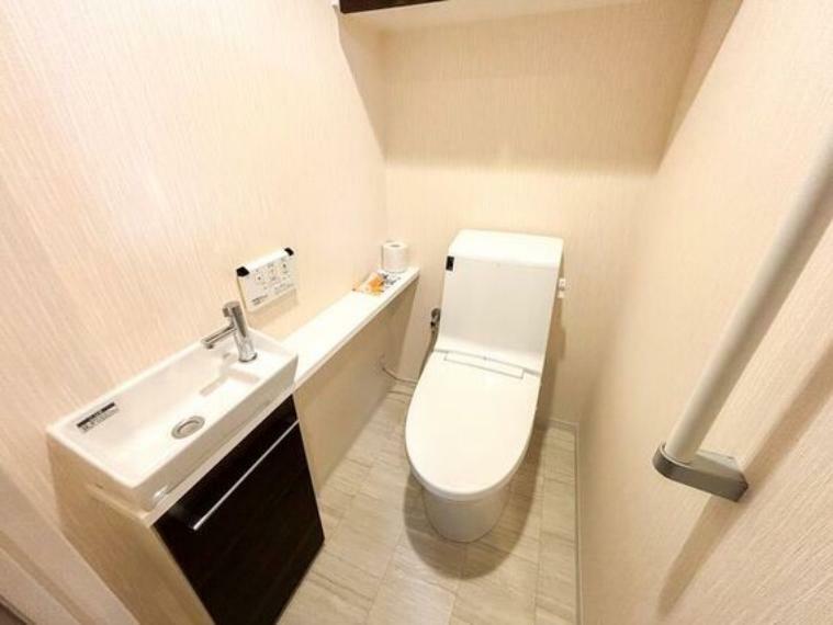 ペーパーホルダーも設置されており、清潔感のあるトイレです。