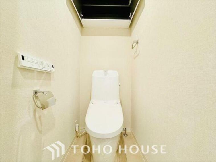 清潔感と快適性を兼ね備えた、心地よいトイレ空間。清潔さと快適さを備えたちょうどよいスペース。