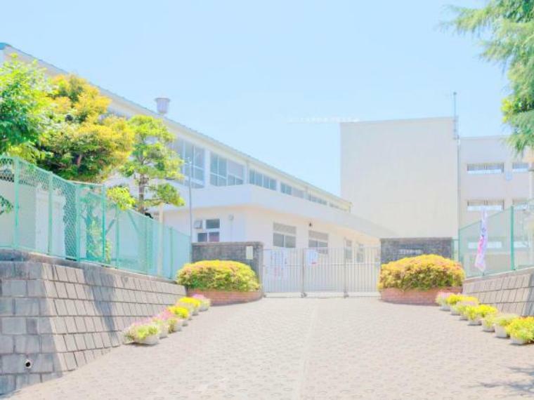横浜市立矢部小学校　<BR/>学校周辺は交通量が少なく落ち着いた環境