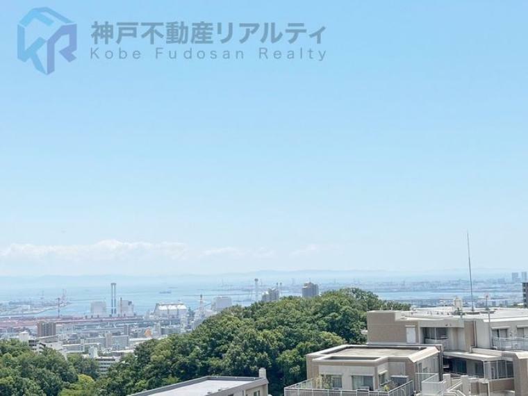 神戸港・六甲山が望めます