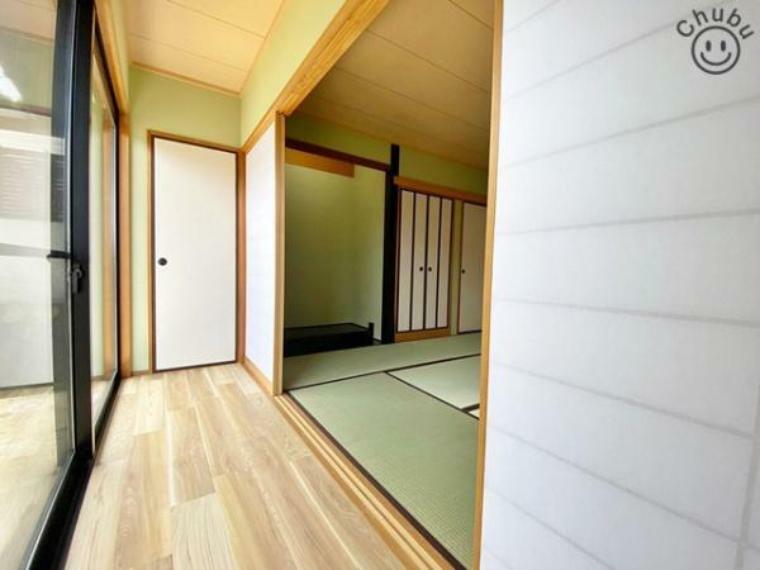 和室には季節の温度差のコントロールのしやすい縁側。