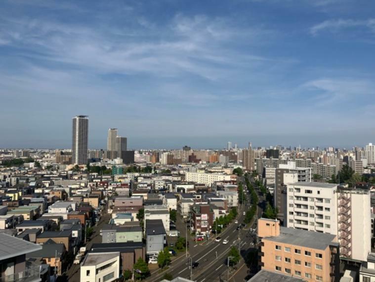 南東側洋室約7.0帖からの眺望です。琴似や札幌駅方面が見渡せます。