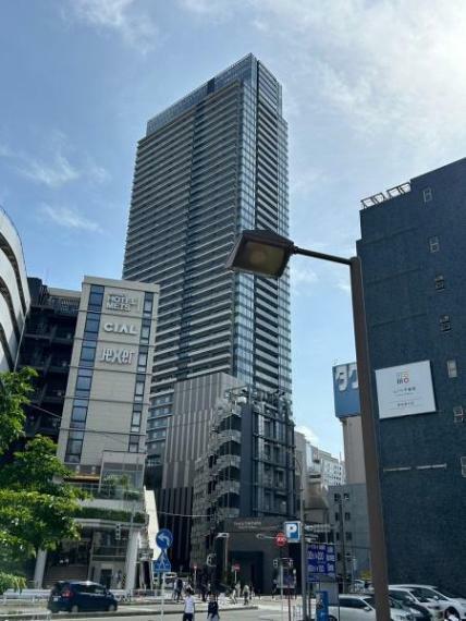 便利な都市機能と高い交通利便性を得られる横浜駅徒歩3分の好立地。都会的で便利な暮らしを望む方におススメの住環境。駅周辺は「相鉄ジョイナス」や「横浜高島屋」等商業施設が充実しています。