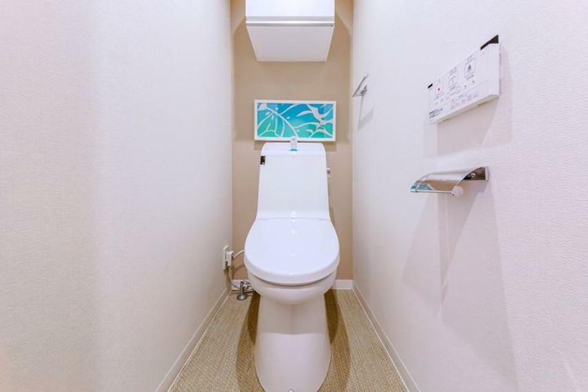 白を基調とした明るいトイレ。温水洗浄便座付です
