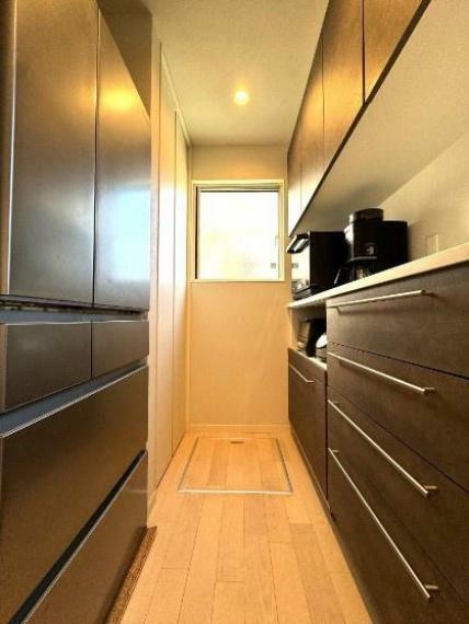 《パントリー》　■キッチンのスペースを活用して食納庫を設けました。キッチンスペースの使い勝手は重要なポイントですので、パントリーは嬉しいですね。