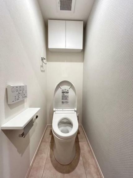 白を基調とした明るく清潔感のある空間。人気のシャワートイレが付いており、トイレットペーパーの無駄をなくすだけでなく感染症の予防にも効果的です。