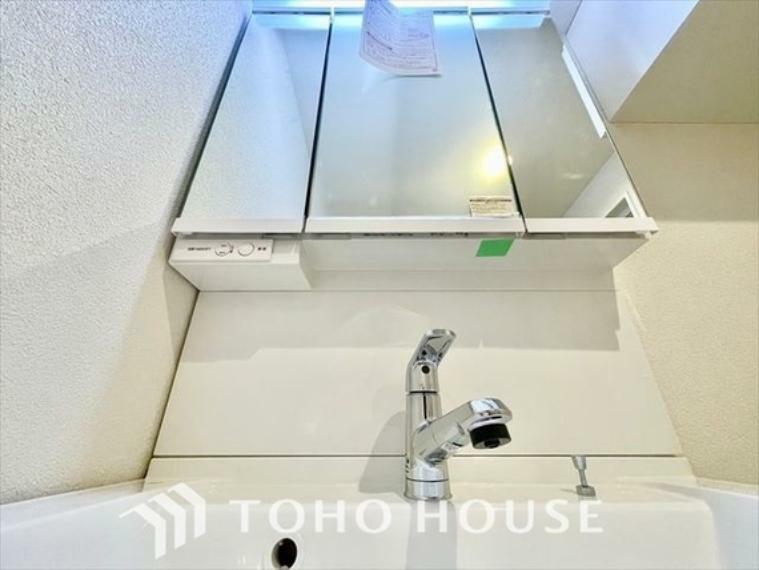 【Wash basin】十分な大きさの洗面台は収納もさる事ながら、身だしなみチェックや歯磨きなど、朝の慌ただしい時間でもホテルライクなスペースで余裕とゆとりを感じて頂けます。