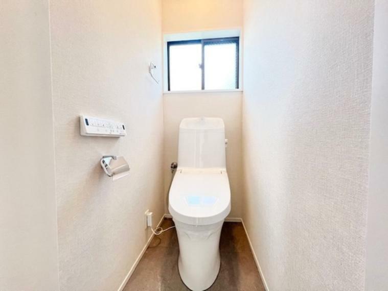ホワイトをベースとした明るいトイレ。窓も付いてるので空気の入れ替えも楽にできます。