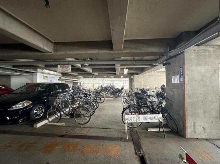 ゆったりとした駐車スペースを確保いたしましたので、大きめのお車でも駐車可能です。自転車やバイクなど、ゆとりのある敷地で置き場所に困ることはないでしょう。