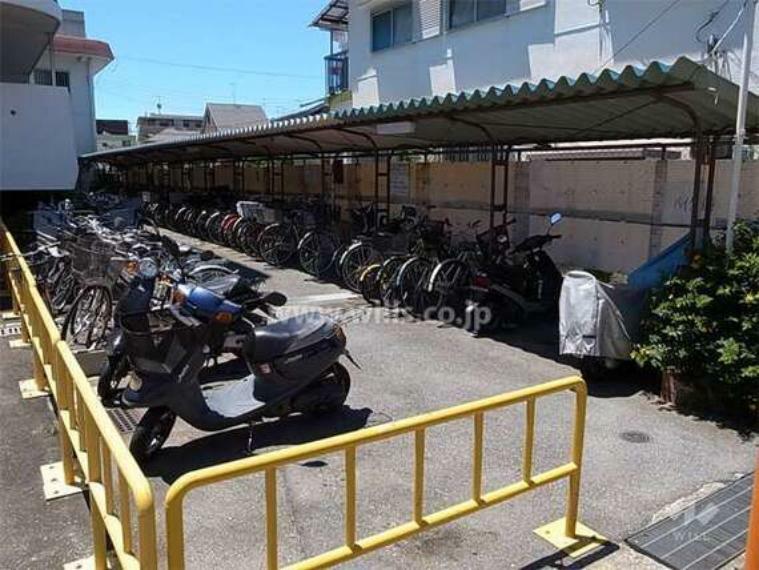 駐輪場とバイク置き場
