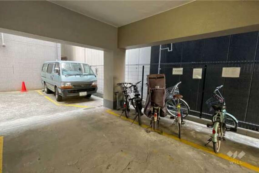 敷地内駐車場（屋外平面式）と駐輪場