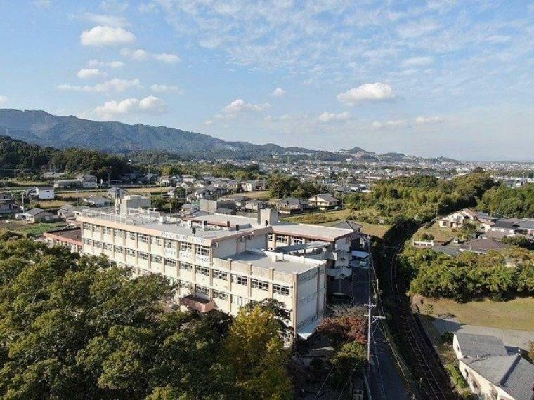 福平小学校【鹿児島市立福平小学校】は、平川町に位置する1892年創立の小学校です。令和4年度の生徒数は1066人で、42クラスあります。校訓は「『希望』　なかよく　かしこく　げんきよく」です。