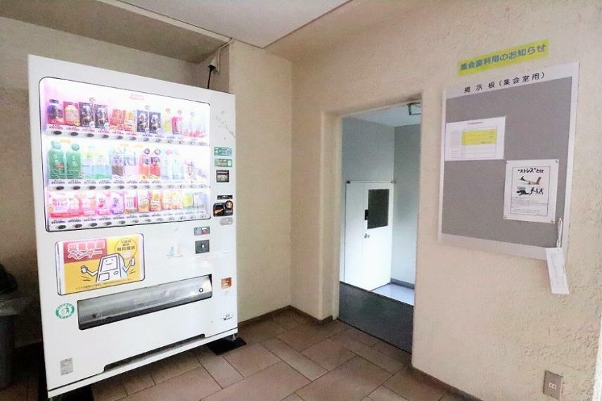 エントランスホールには自動販売機が設置され、外出せずに飲み物を購入でき大変便利です。
