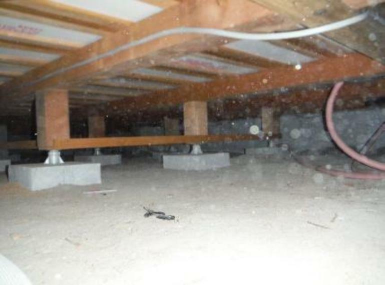 中古住宅の三大リスクである、雨漏り、主要構造部の欠陥や腐食、給排水管の漏水や故障を2年間保証します。その前提で床下まで確認の上でリフォーム時、白蟻の東調査と防除工事も行います。