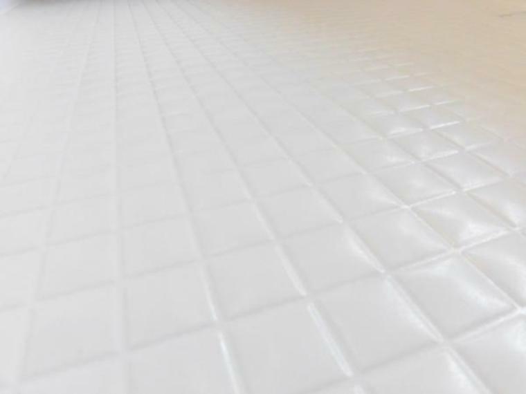 【同仕様写真】新品交換予定の浴室の床は特殊な凹凸により、水はけがよく、カビ防止に役立ちます。また、転倒防止にもつながるので安全ですね。