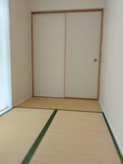 明るくシンプルな和室。コンパクトで忙しい時にはここでほっとひと息つきたくなるちょうどいい大きさです。