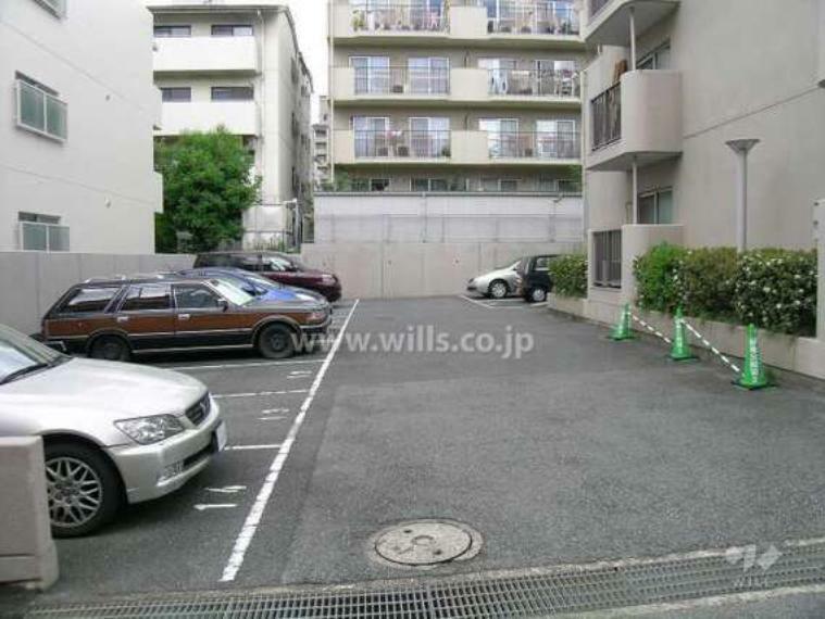 【駐車場】このマンションの敷地内駐車場です。屋外平面式で広々としており、駐車しやすいです。