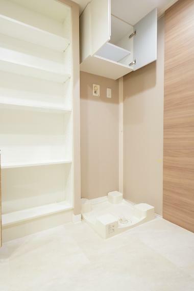 洗濯機置き場/サイド・上部には可動棚式の棚が設置されており、ランドリー用品などを収納できます