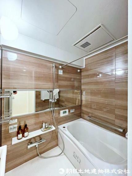 浴室乾燥機が湿気をしっかりと取り除き、快適なバスタイムを保証します。