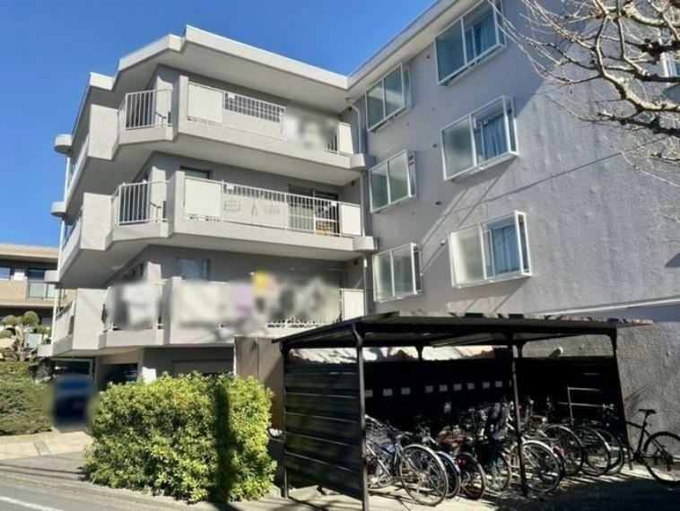 3方向角部屋につき陽当たり、通風良好。家族が集う明るい空間。下の階はエントランスホールとなっているので下階への音の心配が少ないお部屋です。