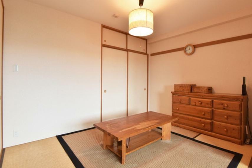 約6帖の和室です。爽やかな畳のお部屋はおもてなしにも喜ばれそうです。