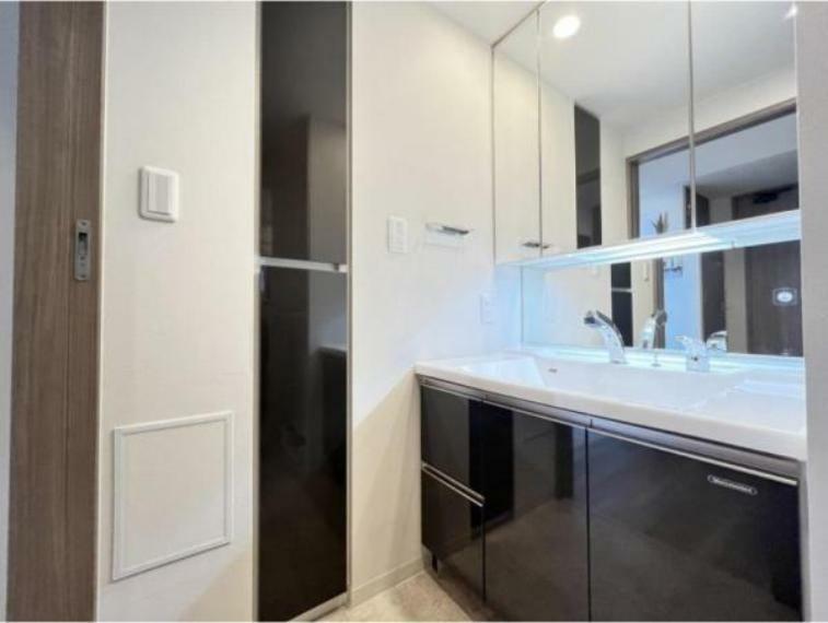 三面鏡で、収納スペース豊富で使いやすい洗面台です！